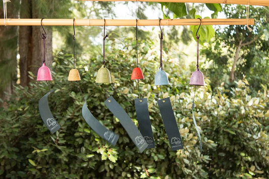 colección de campanas de viento japonesas (furin) colgadas en un jardín