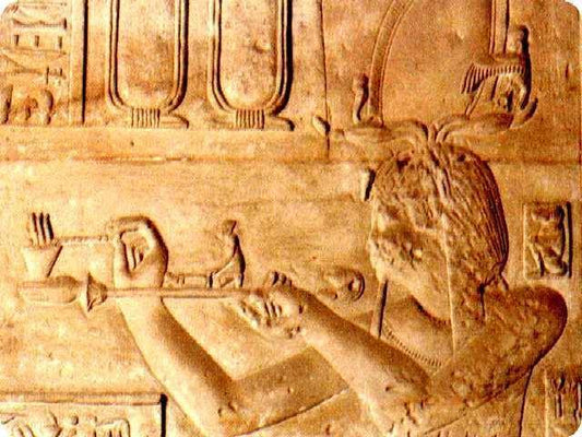 relieve egipcio mostrando a un sacerdote quemando resinas en un incensario