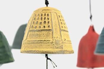 campanas de viento colgadas en un jardín siguiendo el Feng Shui