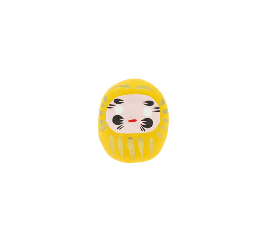 Daruma amarillo, fondo blanco