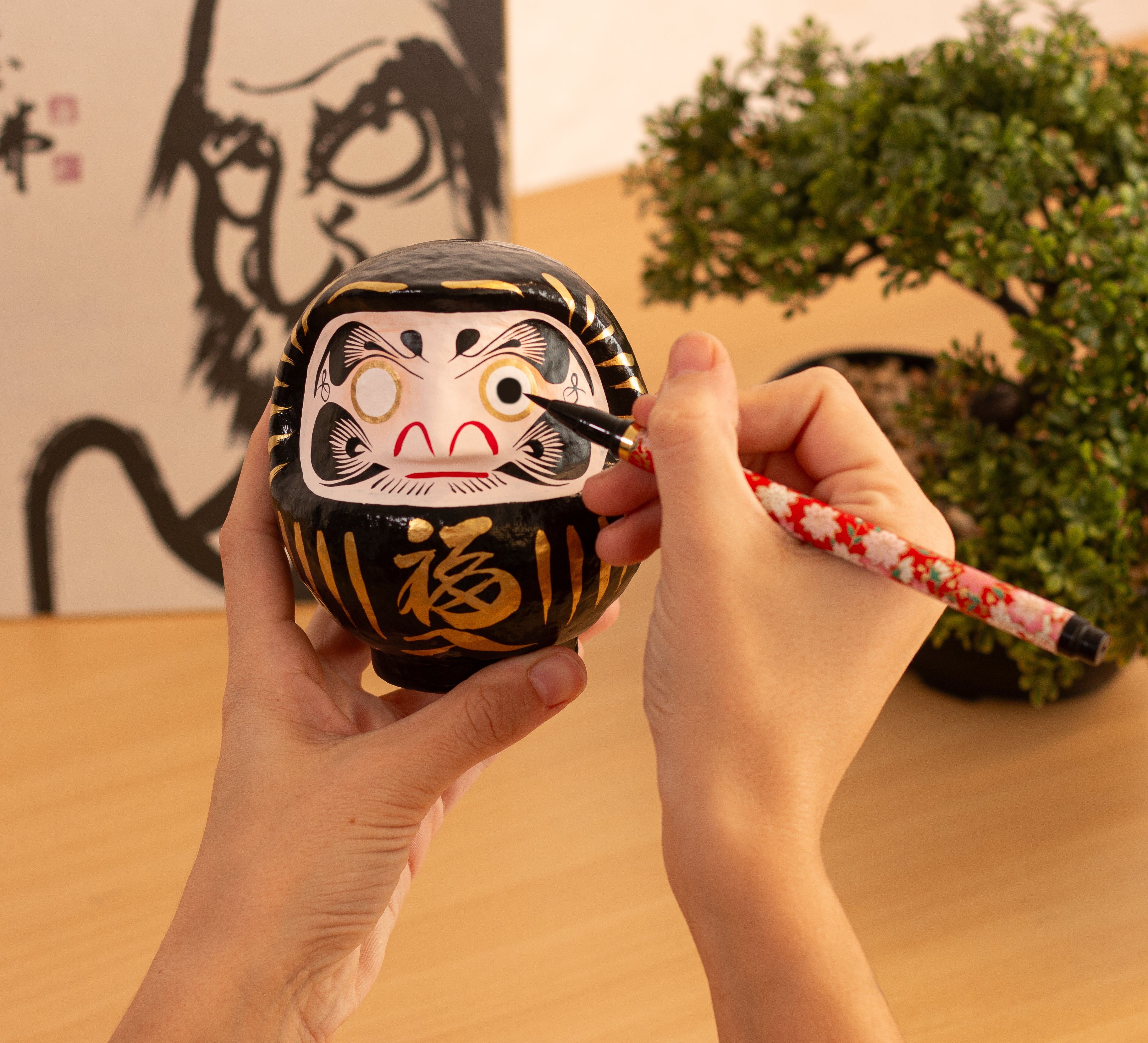 Daruma Tradicional Negro 12 cm – Muñeco Japonés de los Propósitos